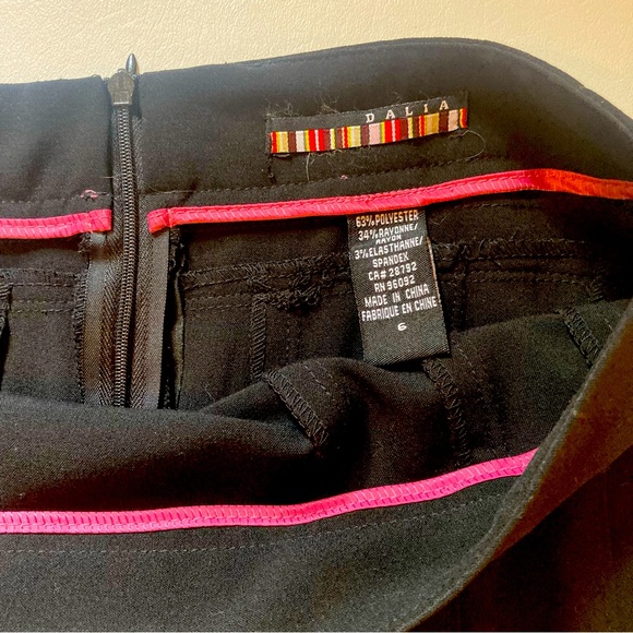 Black fitted midi-skirt with flared “trumpet” hemline - Picture 4 of 5